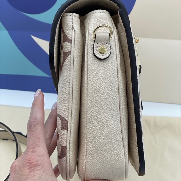 ❌❌sold❌❌Louis Vuitton Bi-Color Pouchette Métis - Picture 4 of 10